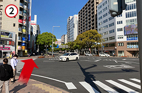 JR「宮崎」駅 高千穂口（西口）から、宮崎駅を背に「宮崎駅」交差点を直進し、高千穂通り沿いに進みます。